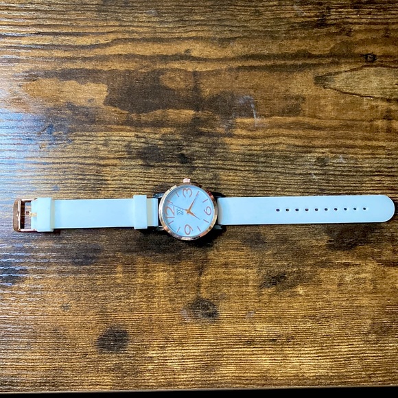 Never worn white and gold watch - Picture 2 of 2